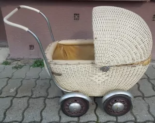 Dětský kočárek pro panenky
