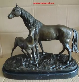 BRONZOVÁ SOCHA KUŇ A HŘÍBĚ BRONZ V 34 CM
