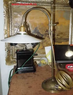STAROŽITNÁ STOLNÍ MOSAZNÁ LAMPA ELEKTRICKÁ
