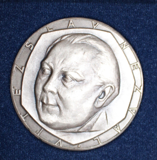 PLAKETA VÍŽEZSLAV NEZVAL
