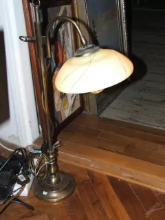 STAROŽITNÁ STOLNÍ MOSAZNÁ LAMPA ELEKTRICKÁ