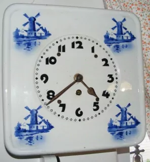 HODINY NÁSTĚNNÉ PÉROVÉ PORCELÁNOVÉ Mlýny