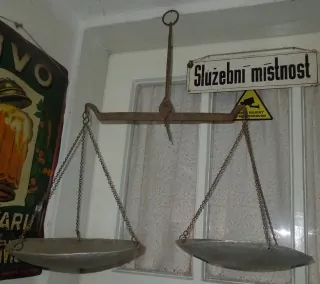 STAROŽITNÁ VÁHA VÁHY ZÁVĚSTNÉ 