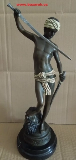 BRONZOVÁ SOCHA VÍTĚZSTVÍ DAVIDA NAD GOLIÁŠEM V 33,5 CM