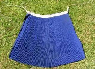 KROJ SUKŇA ZADNÍ KE KROJI MODRÁ